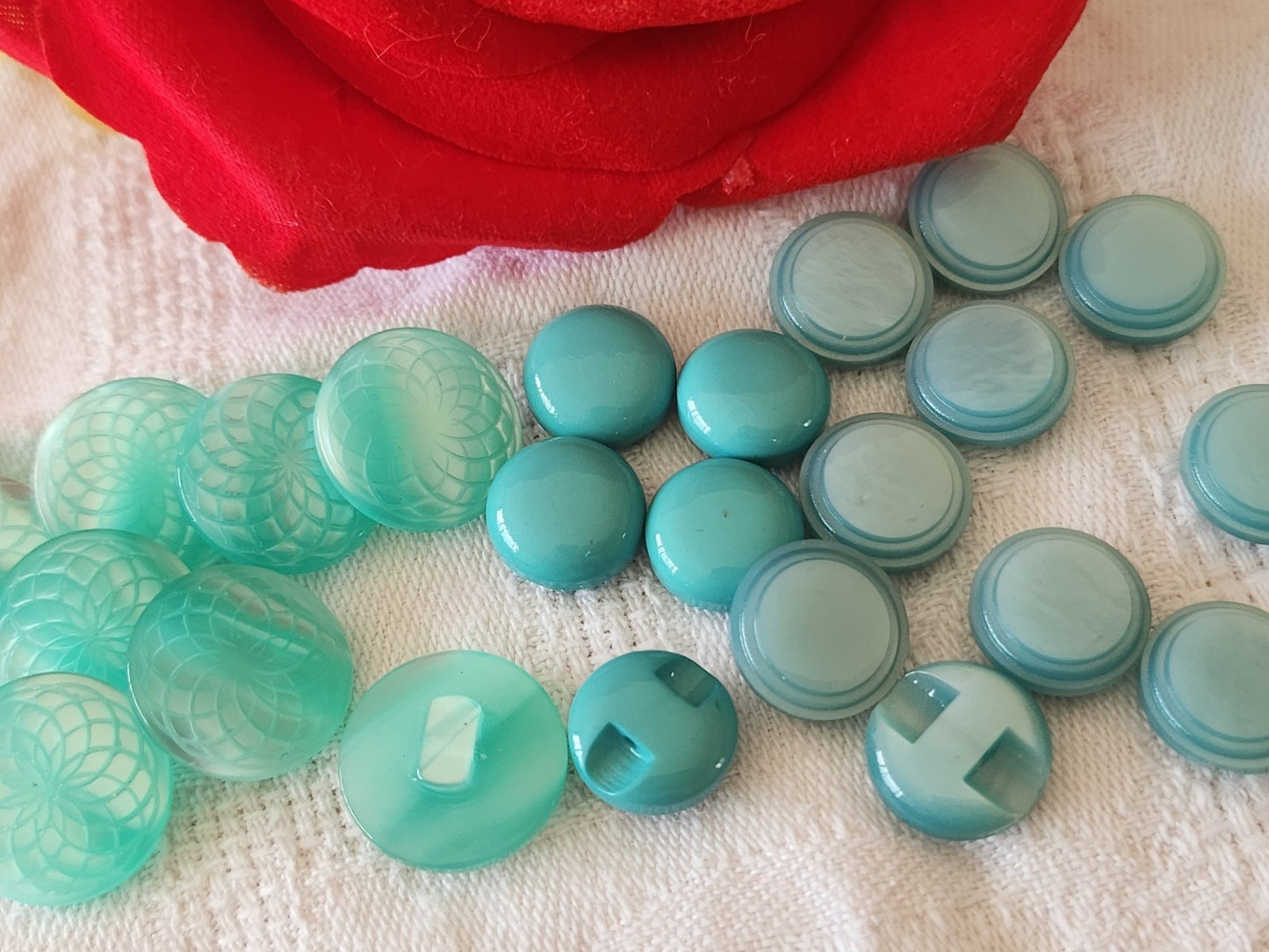 Lot 23 boutons vintage bleu 3 séries 1,1 cm à 1,5 cm à pied ref 6431