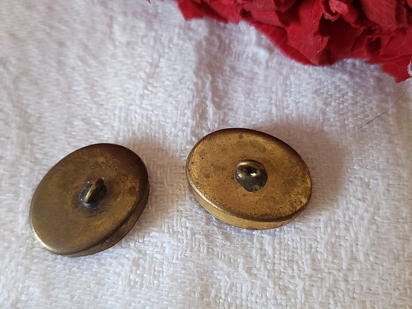 Duo boutons anciens en métal ovale orangé 1,3 sur 1,7 cm D14A