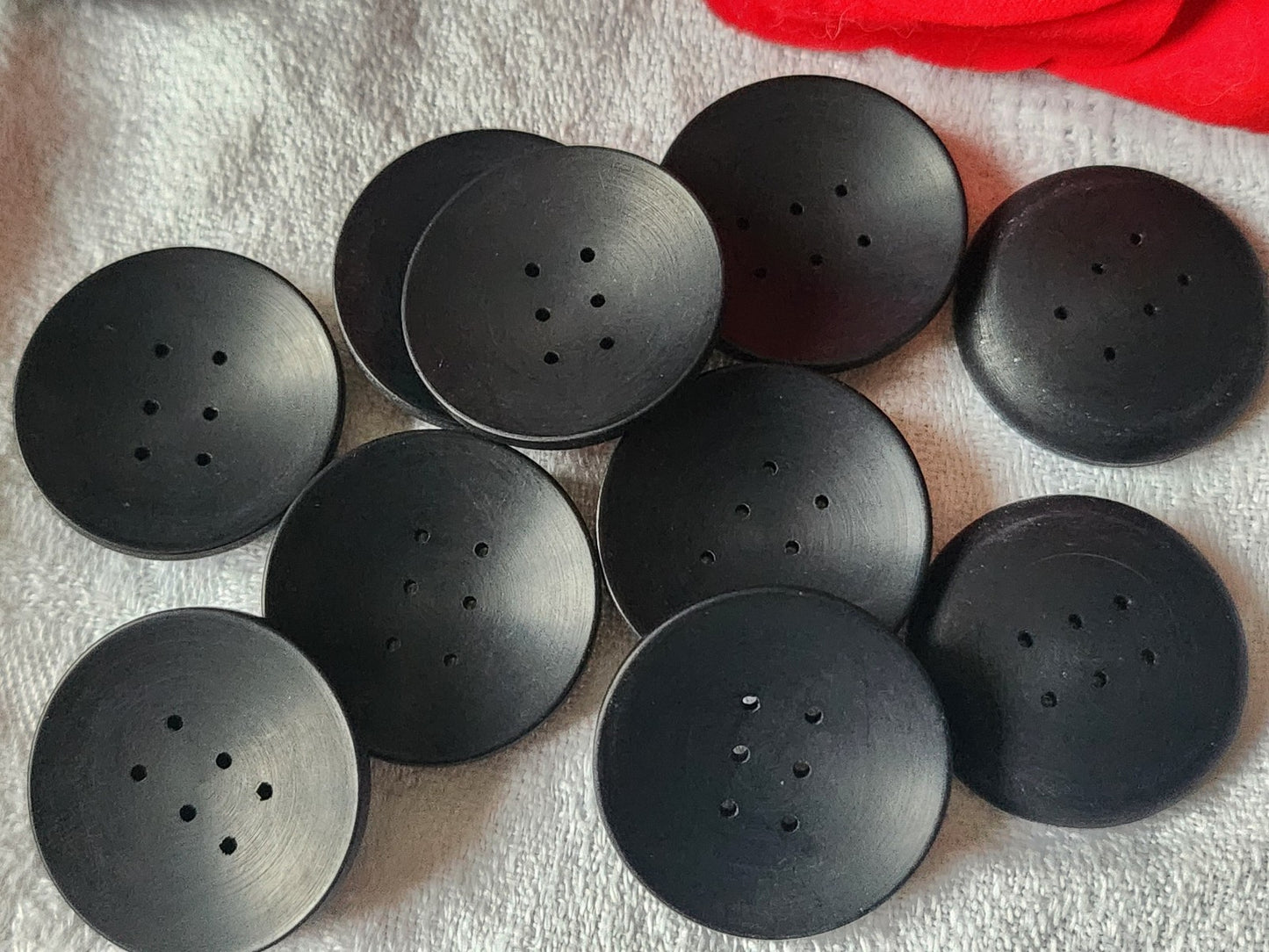 Lot 9 gros boutons vintage noir à 6 trous 2,6 cm incurvé mat ref 5809