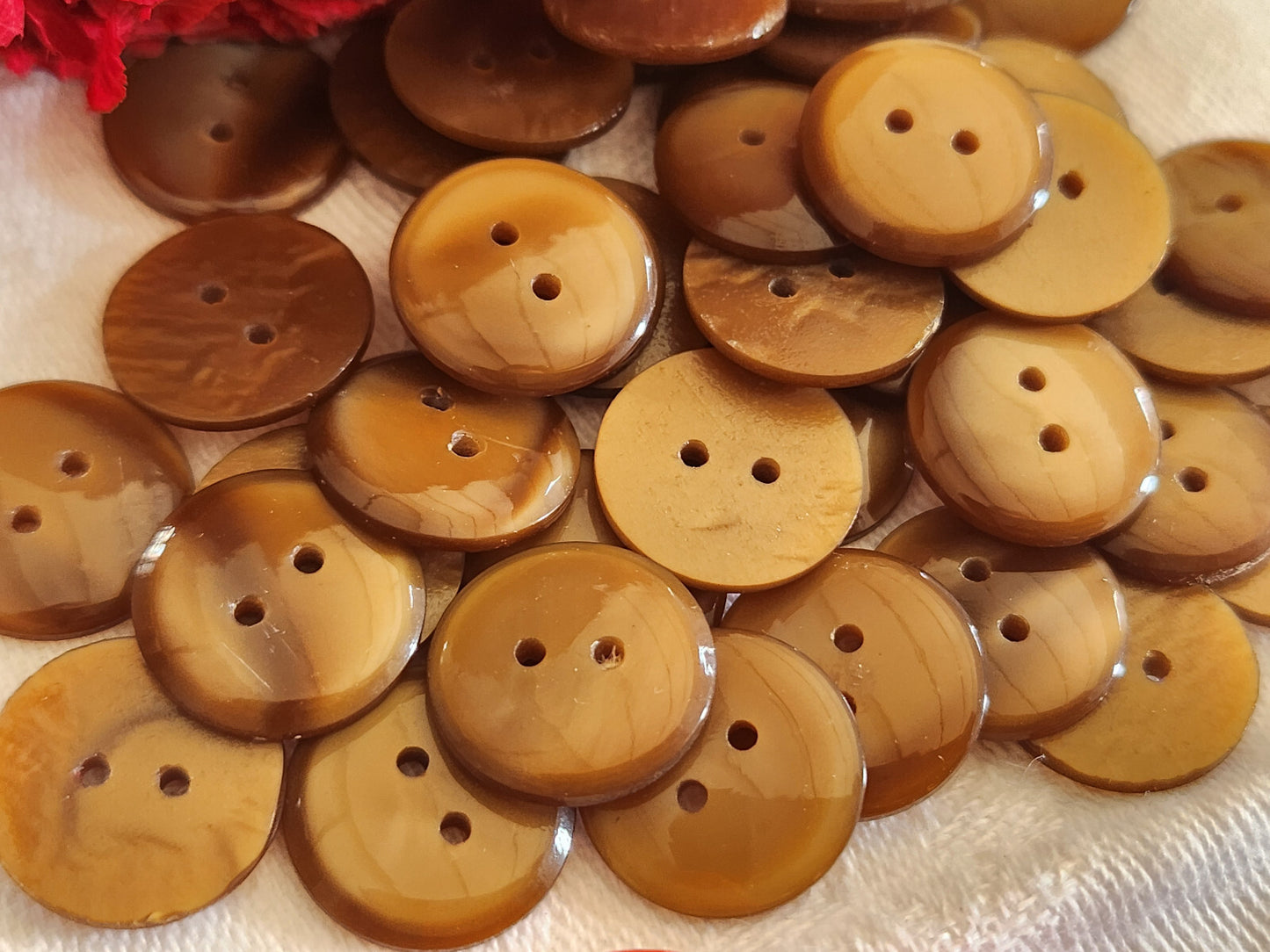 Lot 43 petits boutons vintage marron lumineux 2 trous 1,4 cm ref 217