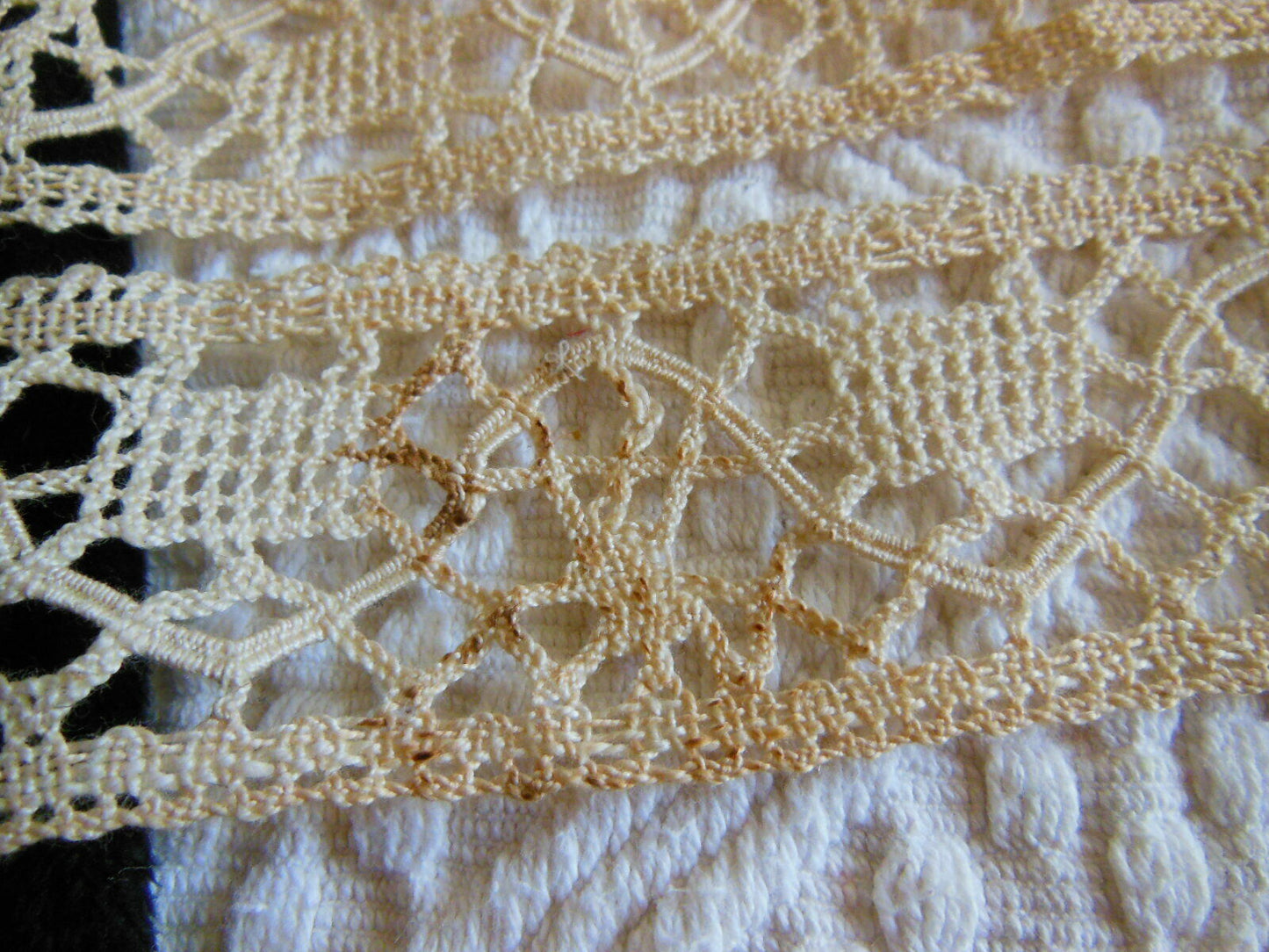 Dentelle ancienne large entre deux 80 cm sur 4 cm T1-30