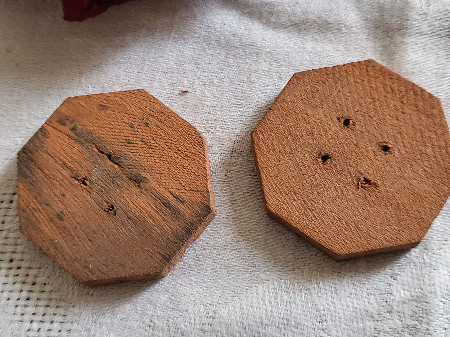 Duo gros boutons ancien en bois ciselé marron 3,6 cm ref 5599