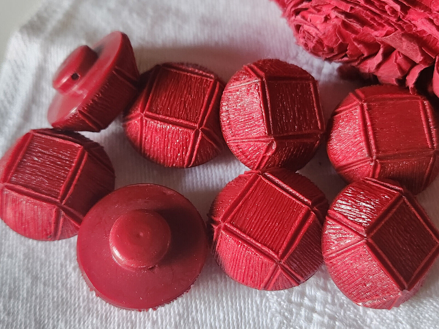 Lot 6 volumineux boutons vintage rouge pied 2,3 cm ref 2337