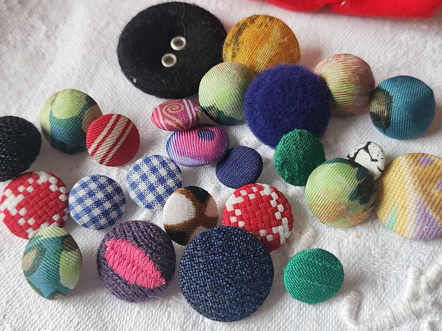 Lot 24 boutons anciens tissu vintage panaché pied 1 à 2,6 cm ref 382