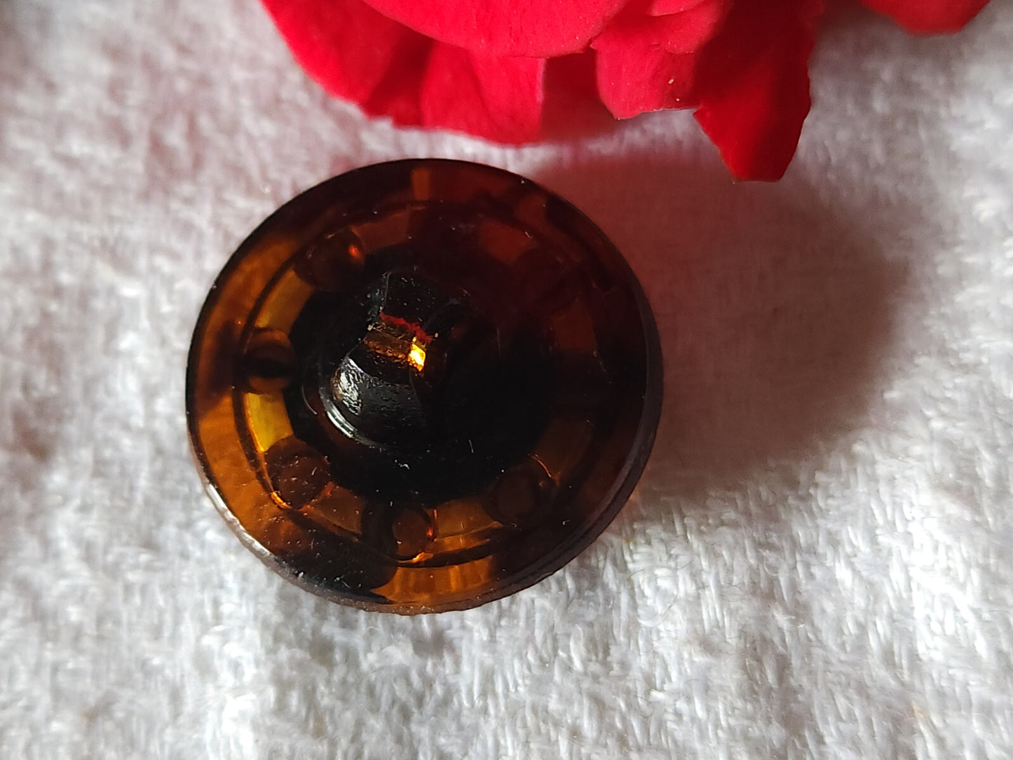 Bouton ancien en verre fort relief écaille diamètre 2,2 cm D14D