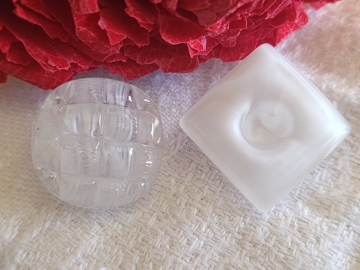 Duo boutons anciens en verre blanc laiteux 1,6 et 1,7 cm D15J
