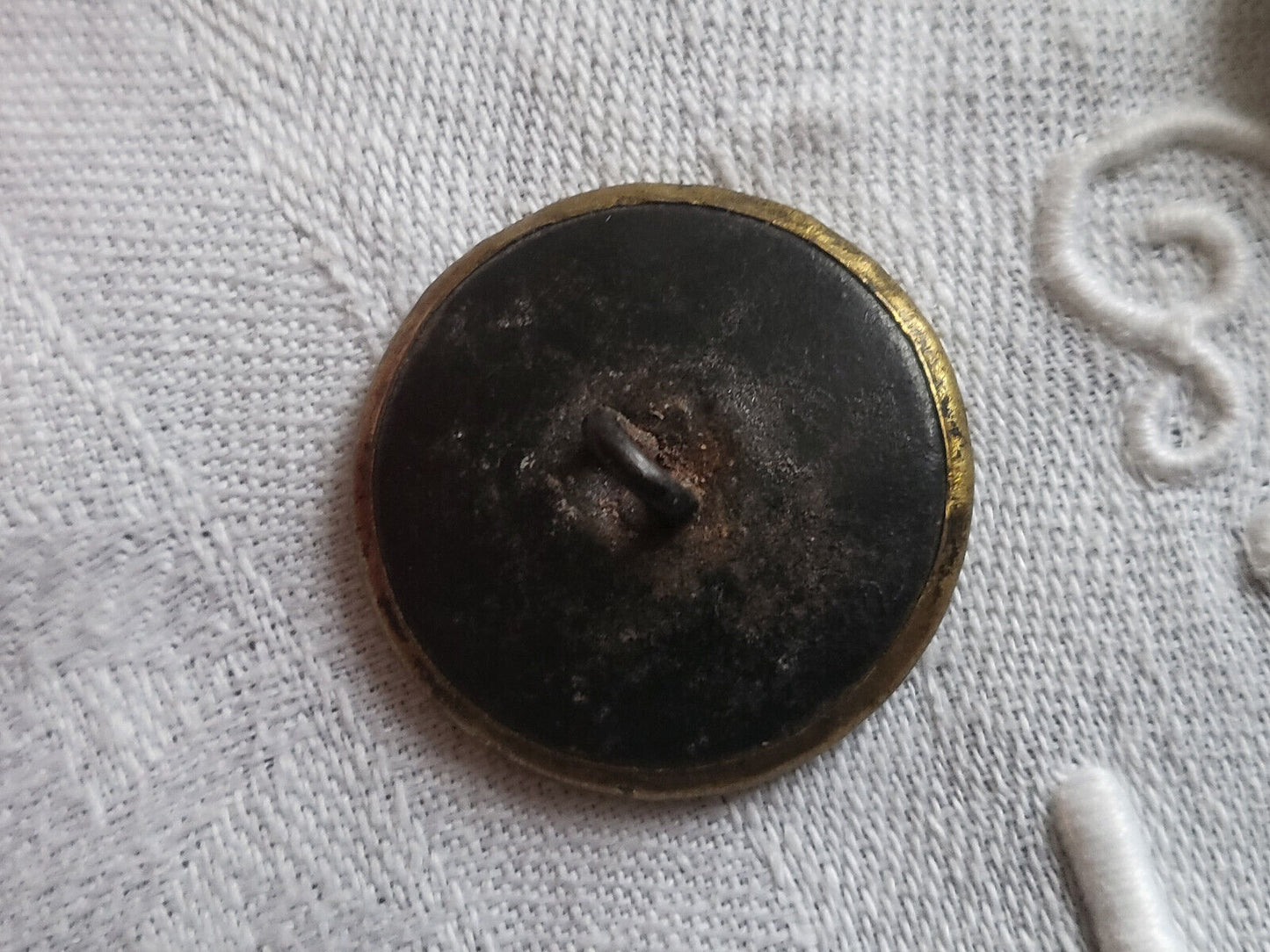gros bouton ancien en métal motif decor à pied 2,7 cm D19H collection