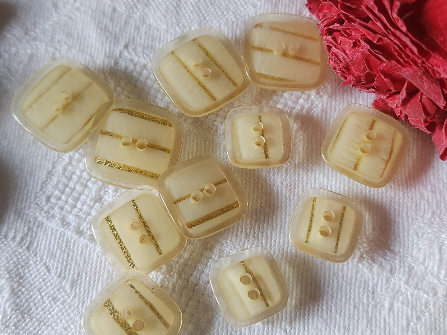 Lot 11 boutons vintage beige paillette jaune 1,3 à 1,7 cm ref 1641