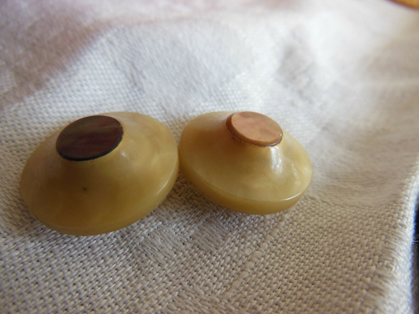 Collection duo boutons dessus en nacre pied métal diamètre 1,8 cm D14M