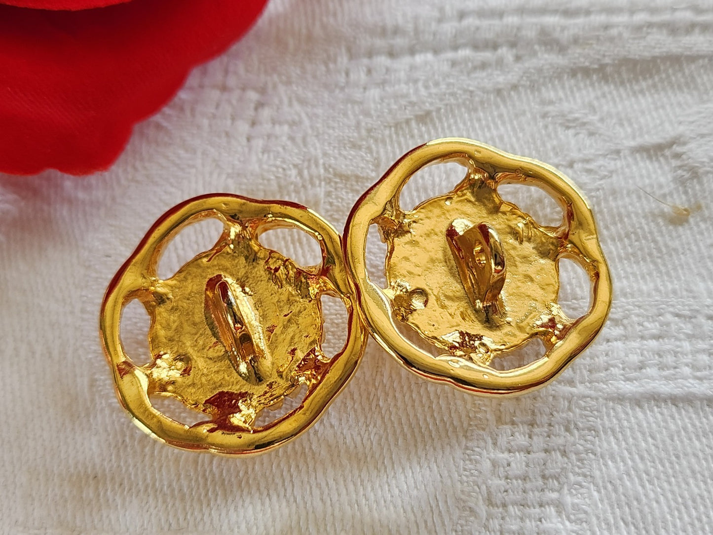 Duo boutons vintage métal coeur jaune moucheté 2,6 cm lourd doré D17P