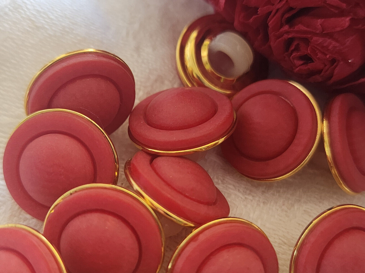 Lot 12 boutons vintage rouge mat à pied metal 1,4 cm ref 480