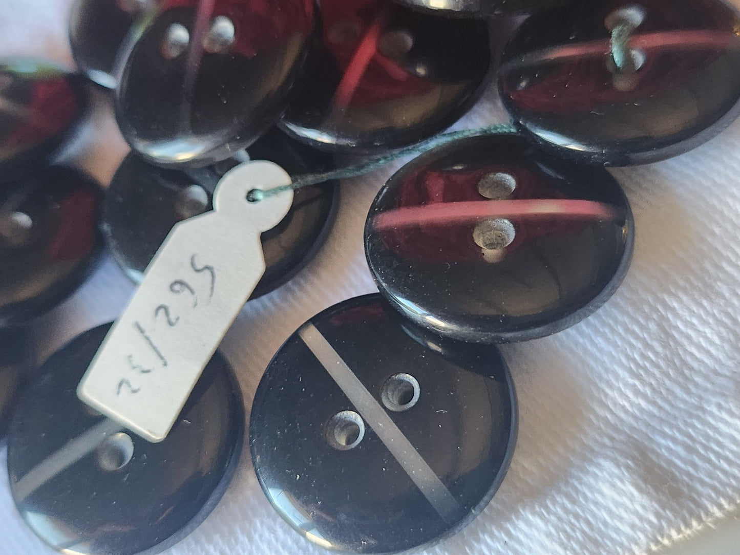 Lot 6 boutons vintage noir inlusion gris 2 cm trous ref 5485
