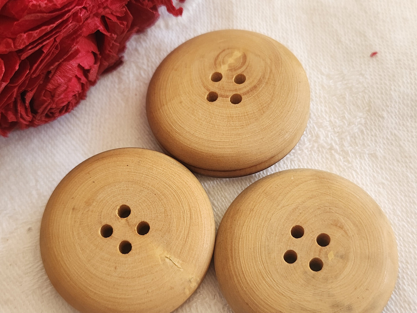 Trio gros boutons anciens en bois brut 3,1 cm à trous ref 766