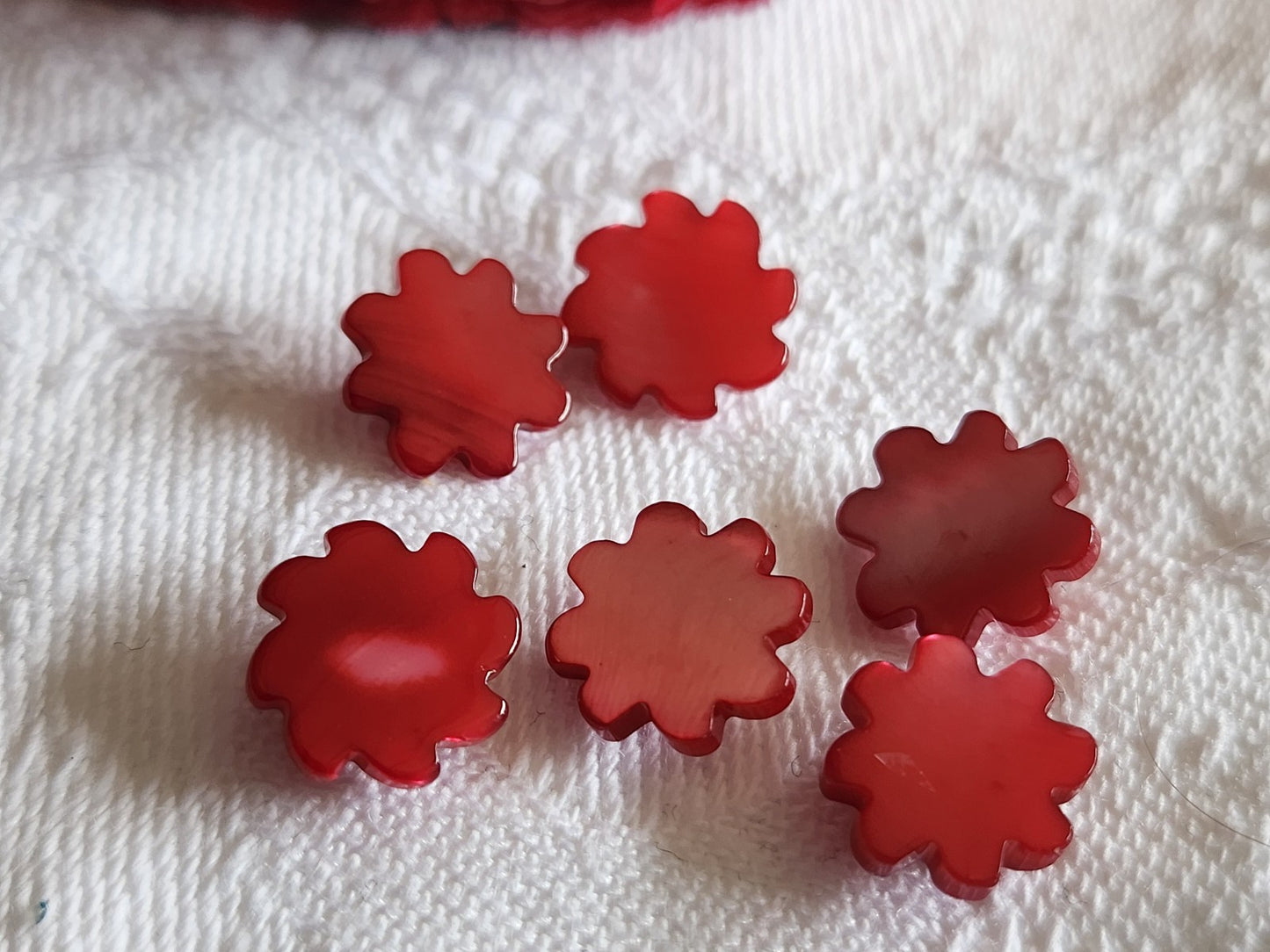 Lot 6 boutons anciens en nacre travaillé rouge 1/1,1 cm pied ref 165