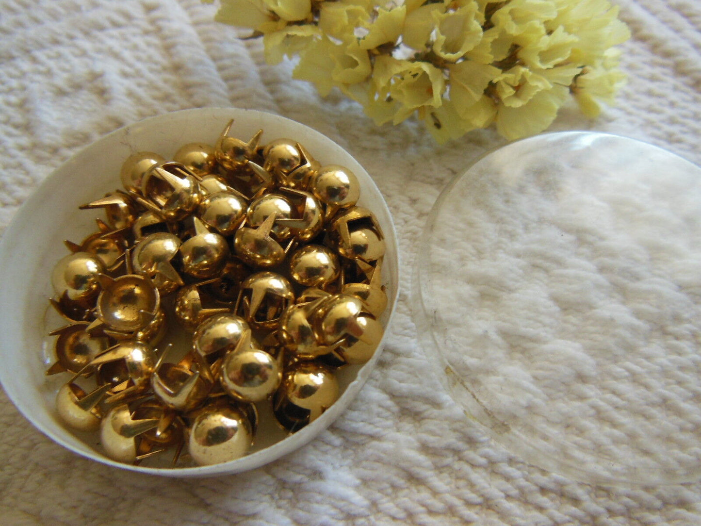Ornement vintage mercerie rond doré pour customisation ancien 0,5 cm n°3 T17