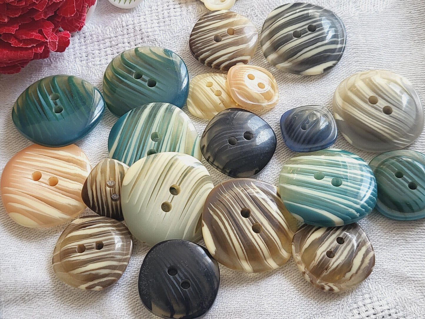 lot 18 boutons vintage meme modele panaché1,5 à 2,5cm ref 932