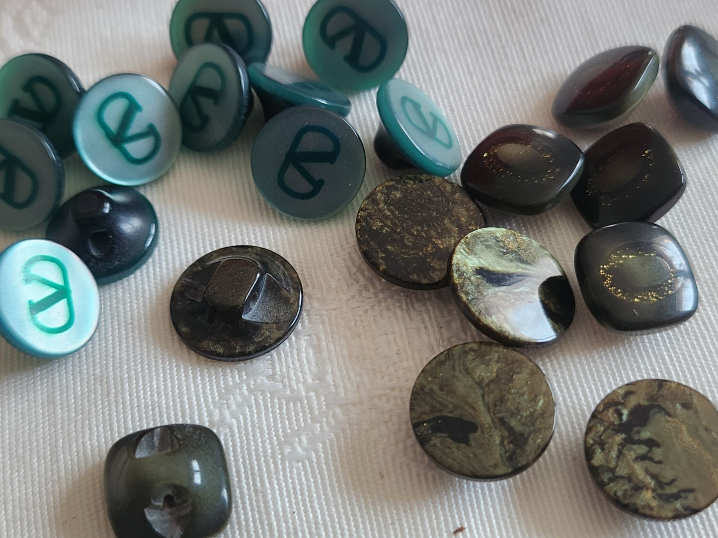 Lot 21 boutons vintage vert 3 séries 1 cm à 1,2 cm à pied ref 6383