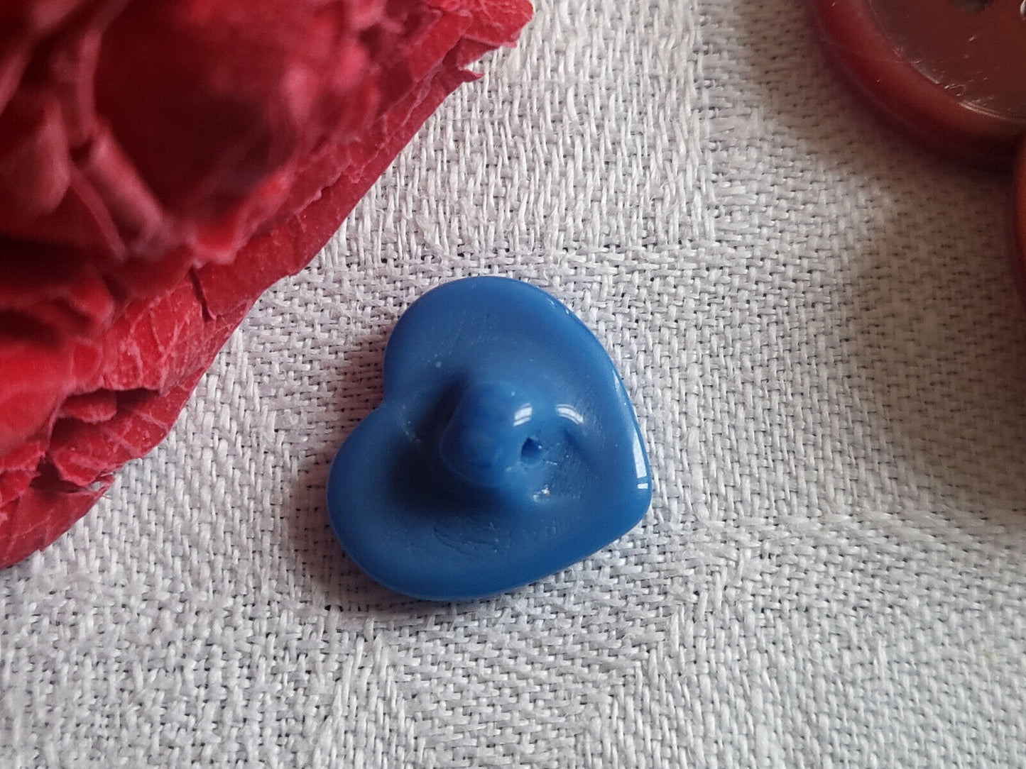 Bouton ancien en verre bleu forme cœur à pied 1,6 cm collection G11A