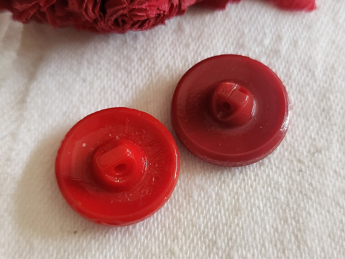 Duo boutons vintage en verre rouge 1,7/1,8 cm G7K