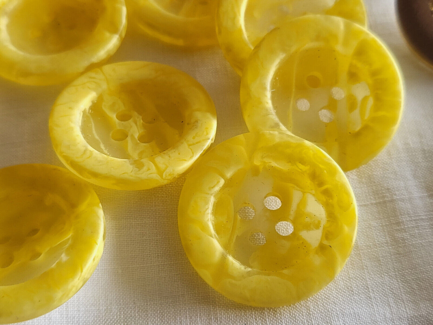 Lot 6 boutons vintage jaune transparent mat 2,2 cm à trous ref 5886