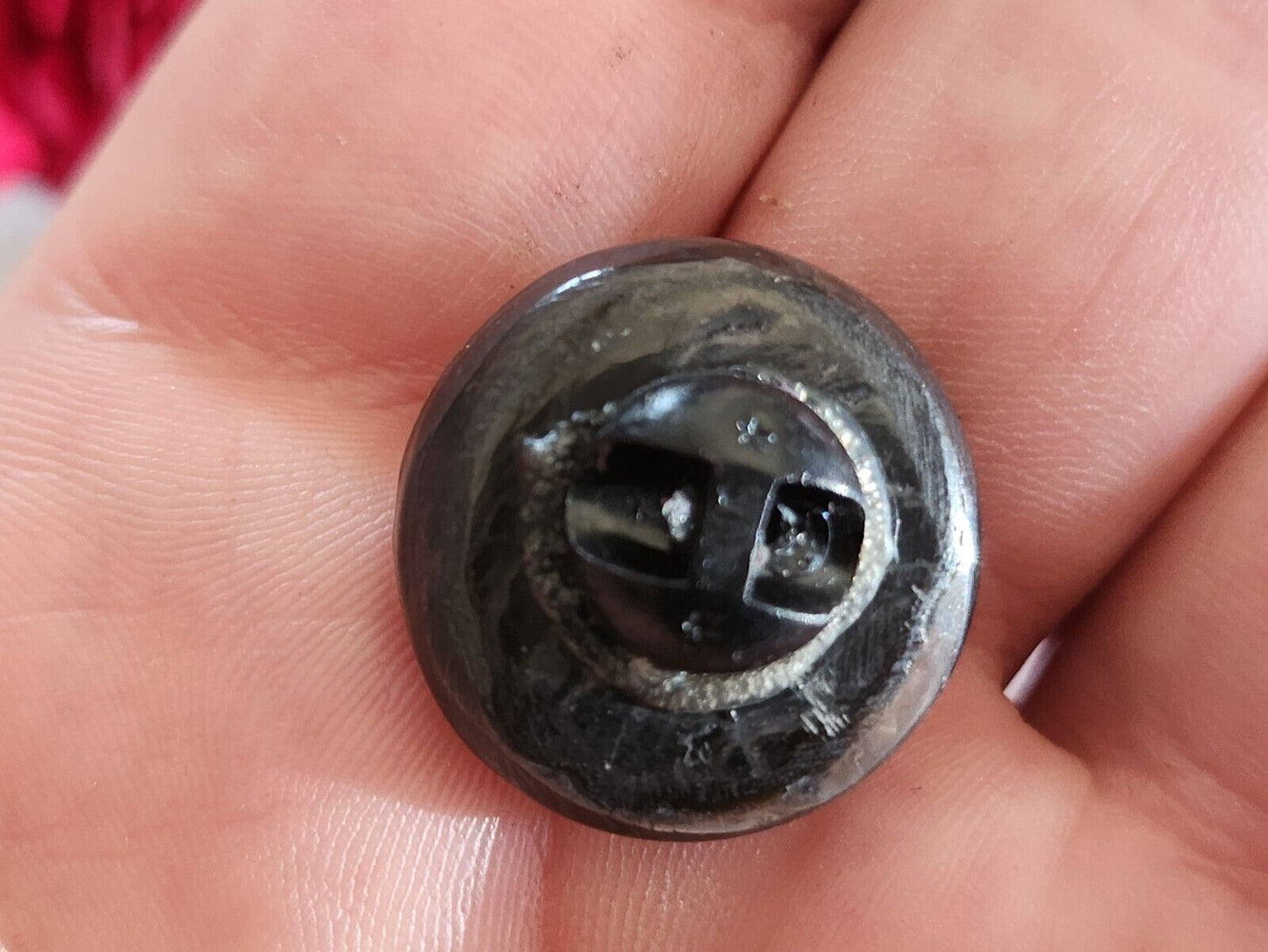 Bouton ancien en nacre gris sculpté épais à pied 2 cm D12D