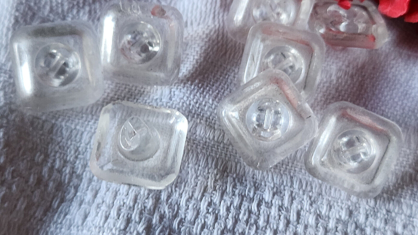 Lot 9 boutons anciens en verre transparent carré à pied 1,5 cm ref 1568