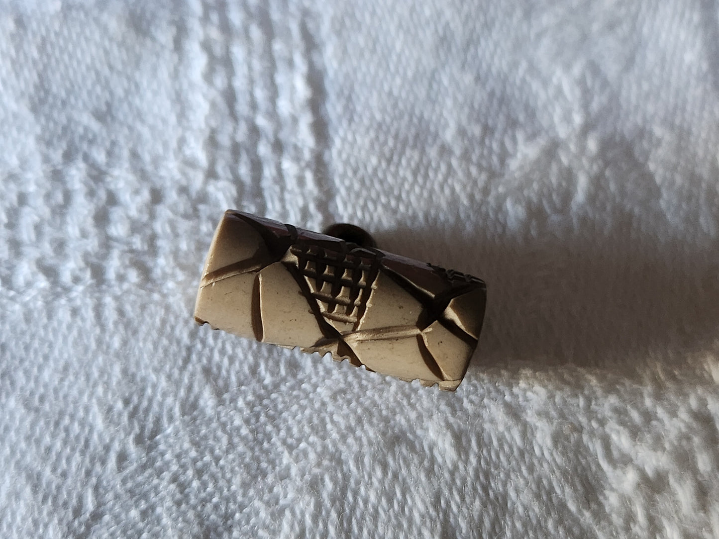 Collection petit bouton ancien sculpté marron clair 0,8 sur 1,9 cm D7I