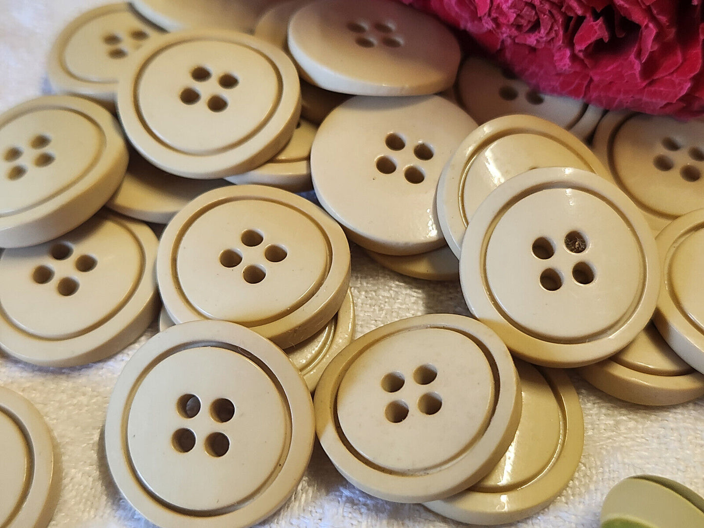 Lot 12 boutons vintage beige trous 2 cm ref 0029
