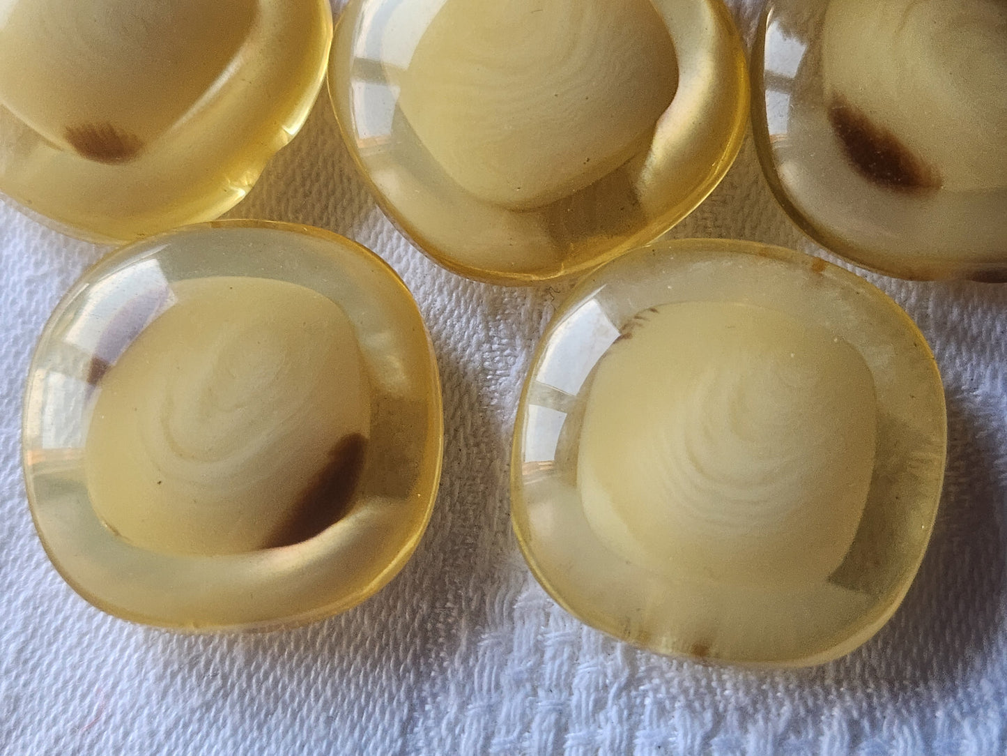 Lot 5 gros boutons vintage beige à pied bord nacré 2,7 cm ref 3458