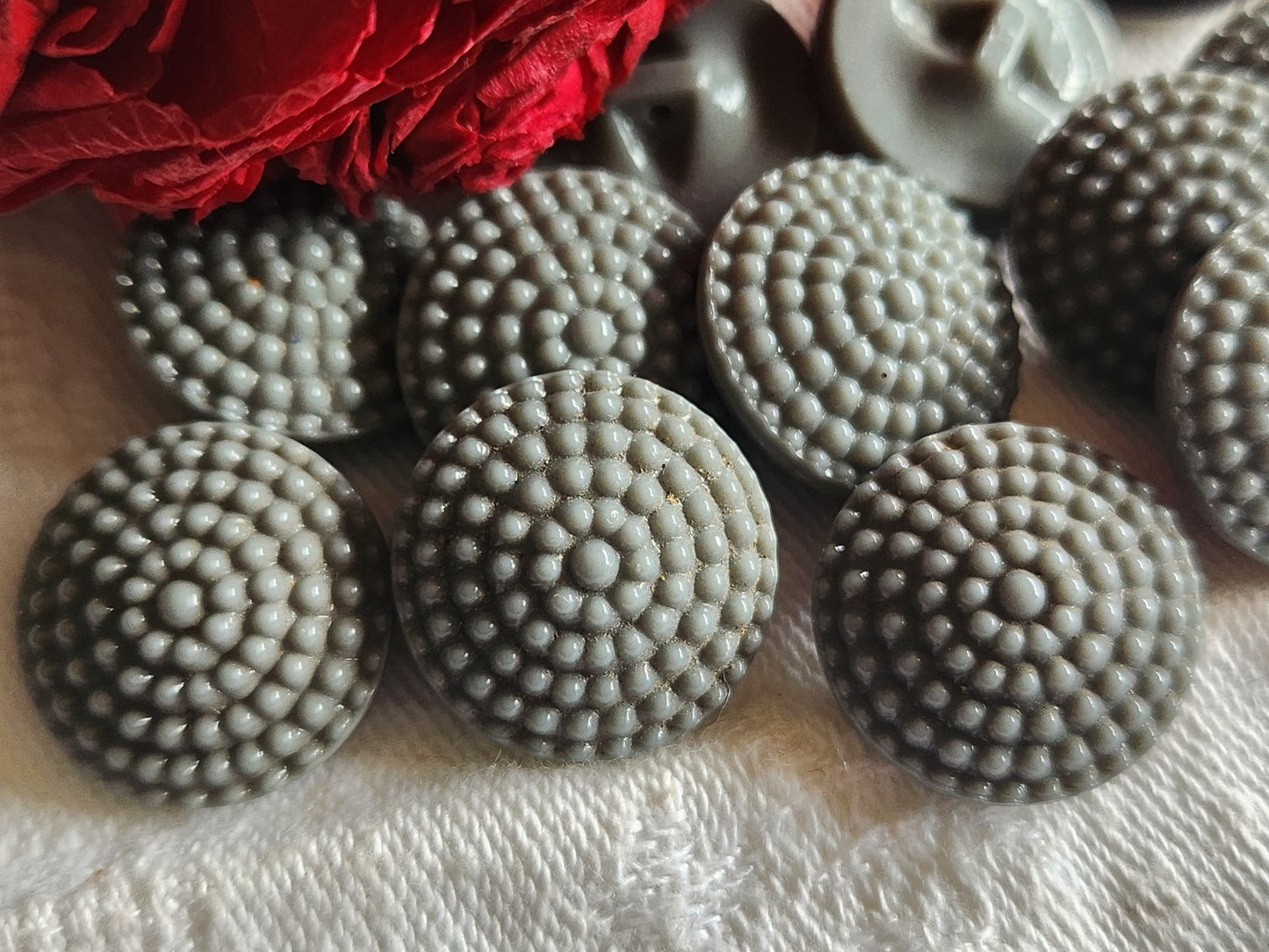Lot 5 boutons anciens en verre gris picot 1,7 cm ref 1139