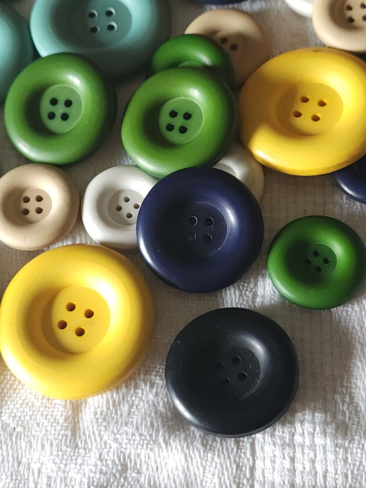 Lot 24 boutons vintage à trous meme modele panaché 1,7 à 2,8 cm ref 1378