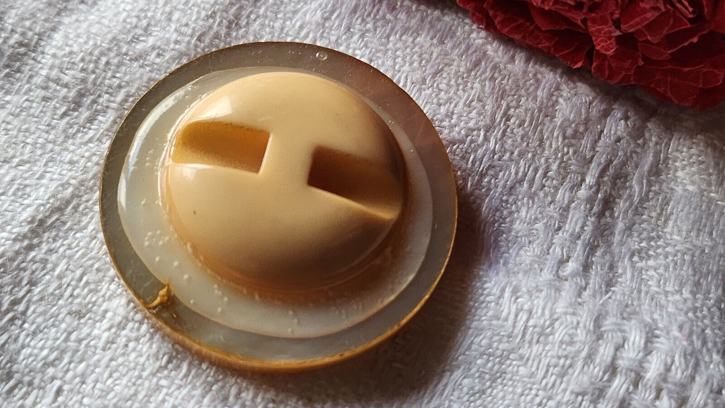 Gros bouton ancien en nacre épais beige laiteux à pied 3 cm D11M