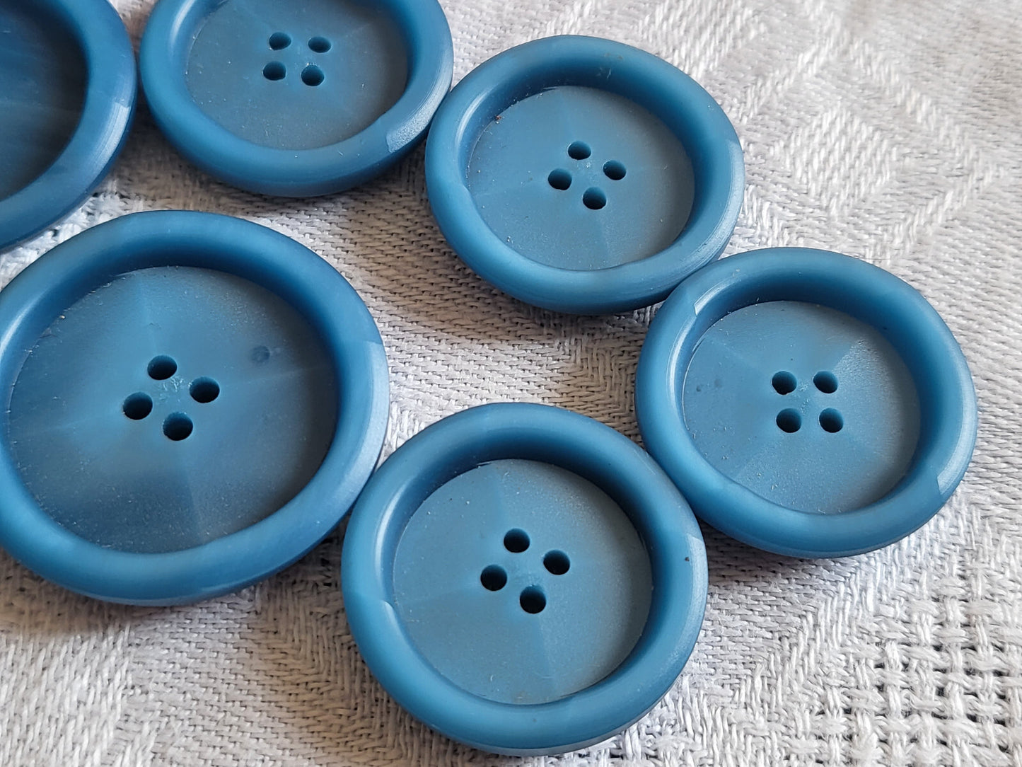Lot 7 boutons vintage bleu à trous panaché 2,2 et 2,7 cm ref 5041