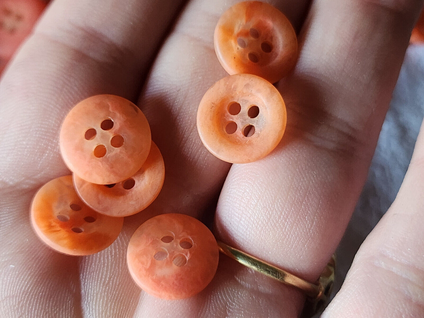 Lot 28 boutons rose saumon orangé trous diamètre 1,3 cm et 1,7 cm ref 144