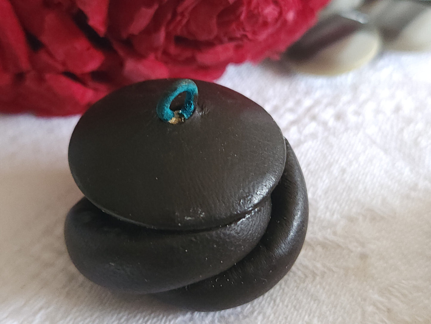 Gros bouton ancien en cuir 3,4 cm marron volume parurier collection ref 4926