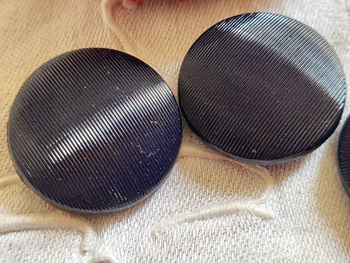 Trio gros boutons anciens en verre bleu strié à pied 2,4 cm G8P