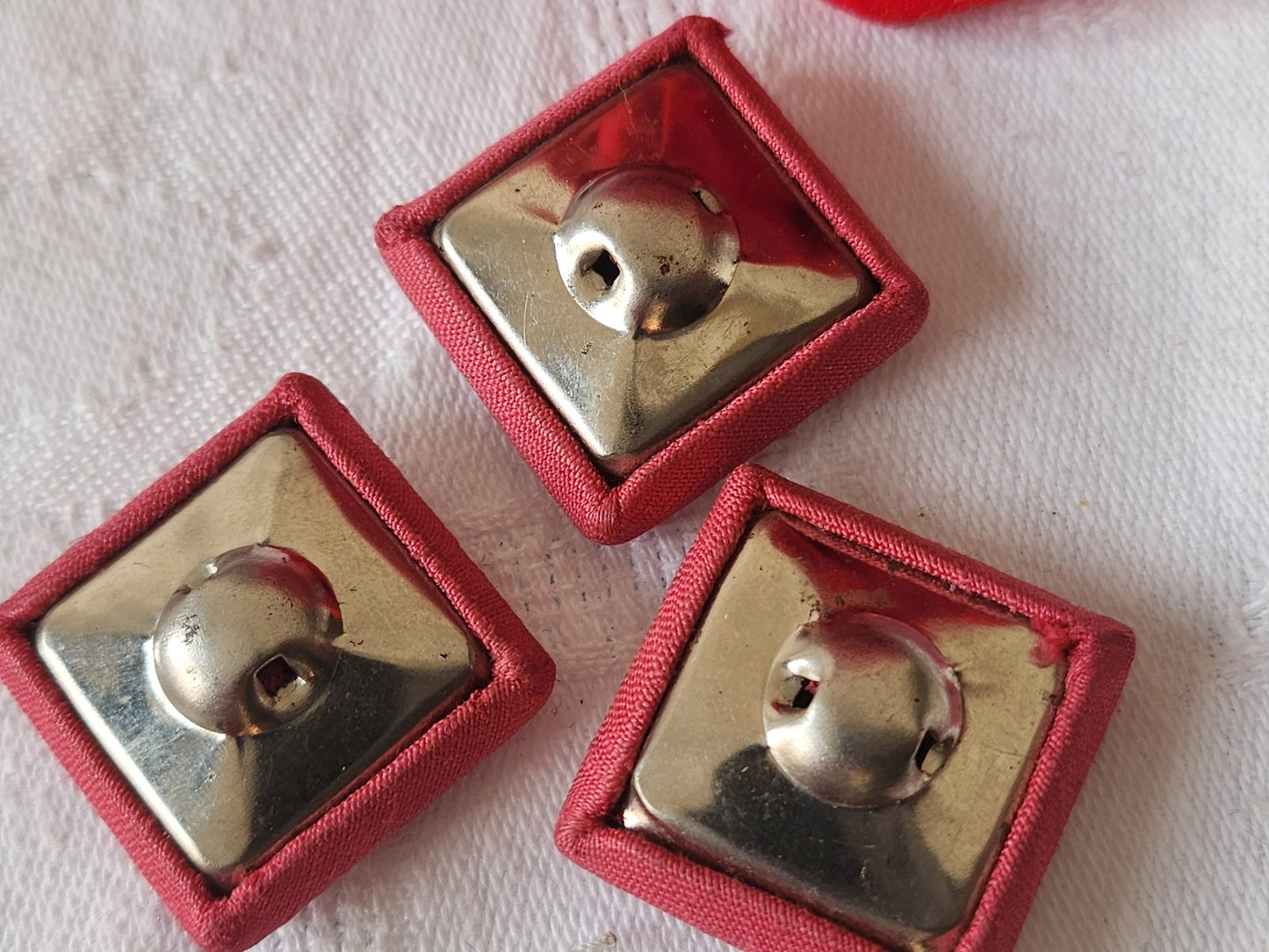 Trio gros boutons anciens tissu vintage carre rose pied 2,4 cm D18K