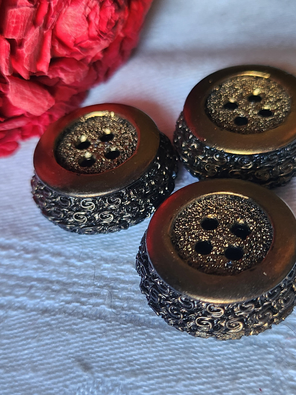 Trio boutons vintage en résine noir doré pourtour chainette 2,5 cm ref 3546