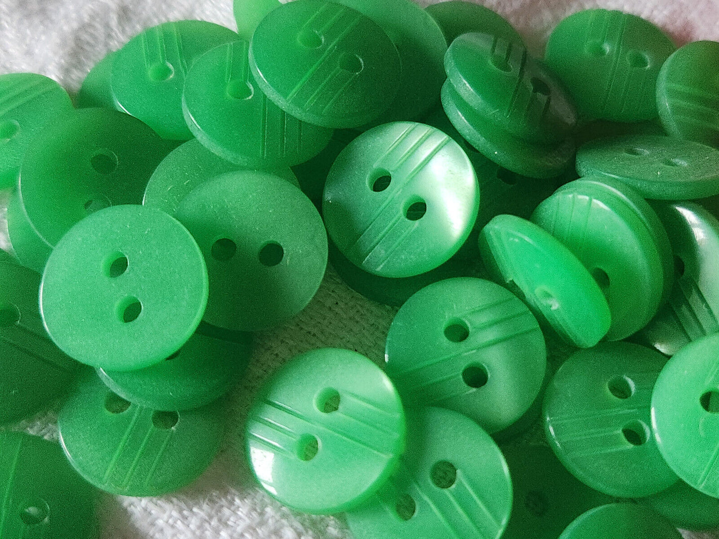 Lot 26 petits boutons vintage vert lumineux strié 1,3 cm ref 5061