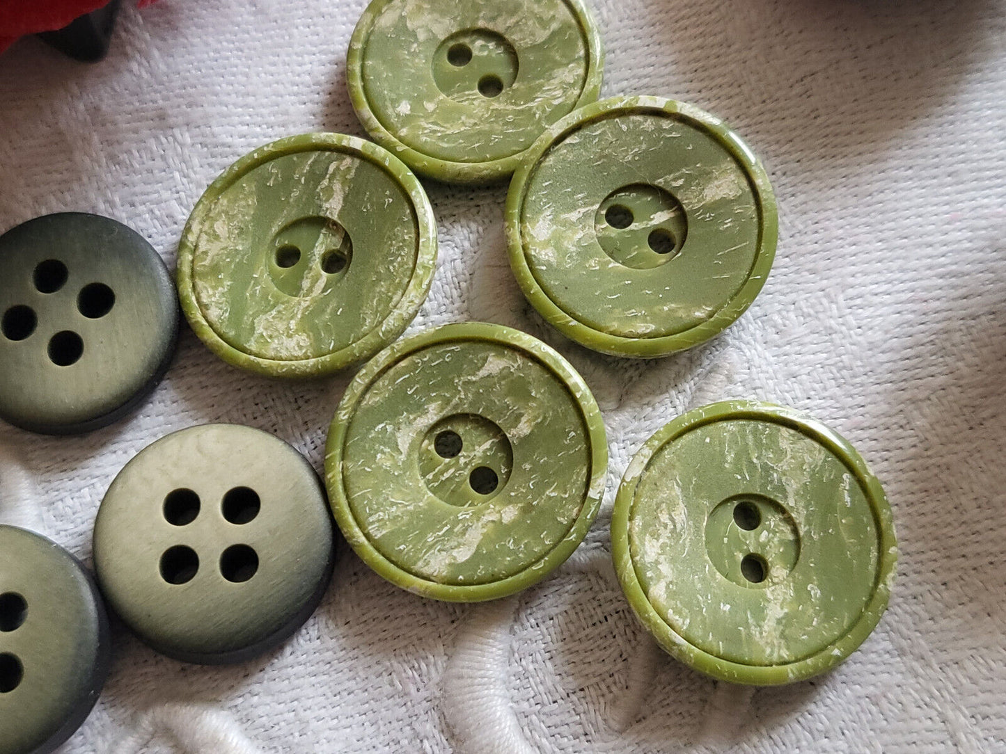 Lot 12 boutons vintage vert 2 séries panaché diamètre 1,8 et 1,5 cm ref 2605