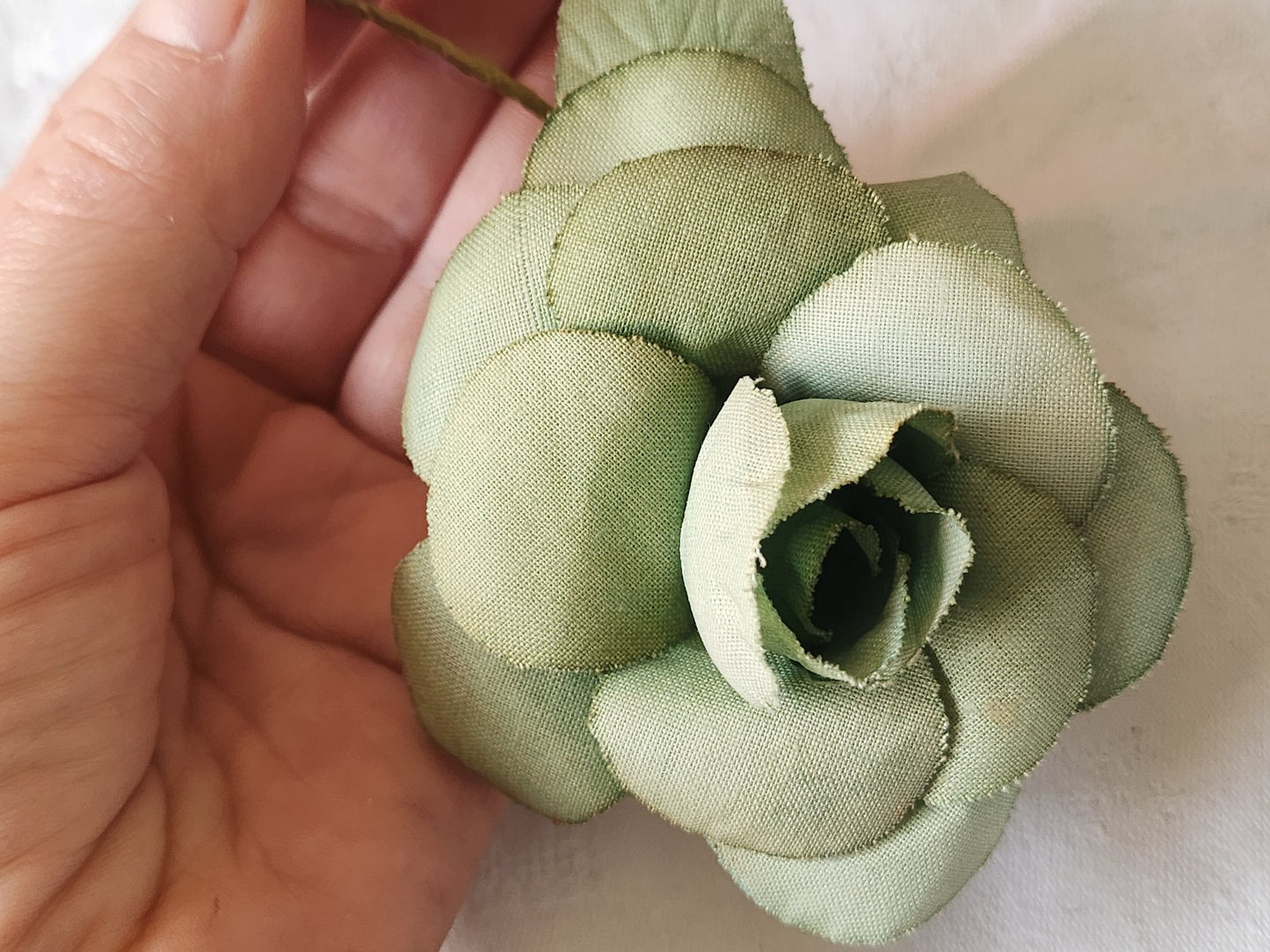Grosse fleur ancienne verte sur broche chapeau 10 cm sur 8,5 cm T0-07