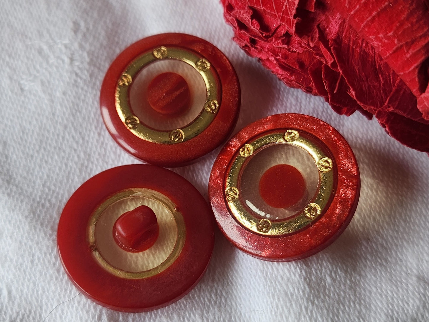 Trio boutons vintage rouge doré inclusion pied 2,2 cm ref 5885