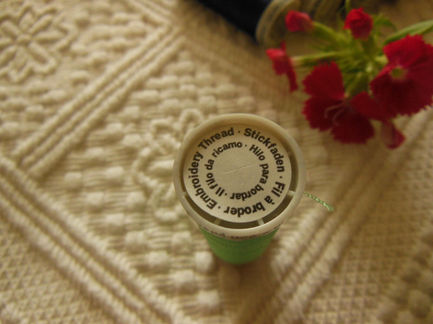 Bobine fil à broder Gutermann 200 vert lumineux col 8470 couture