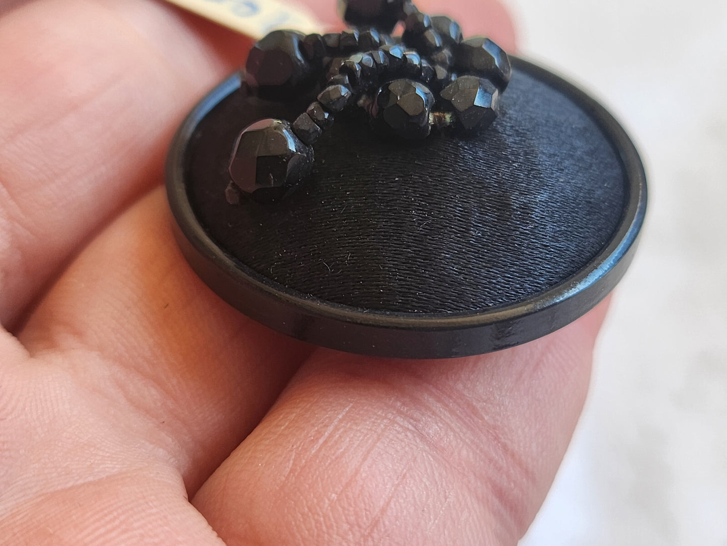 Gros bouton ancien en passementerie avec pendants perle noir 3,3 cm ref 595
