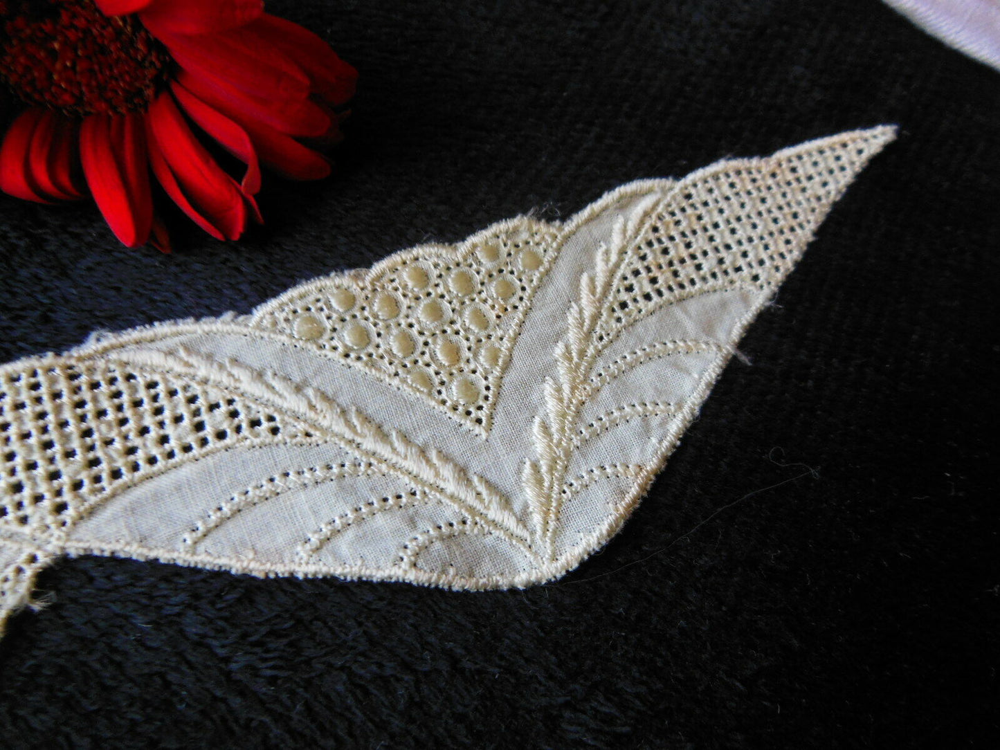 Incrustation application ancienne jaune pale 29,5 cm sur 4,7 cm dentelle T14-70