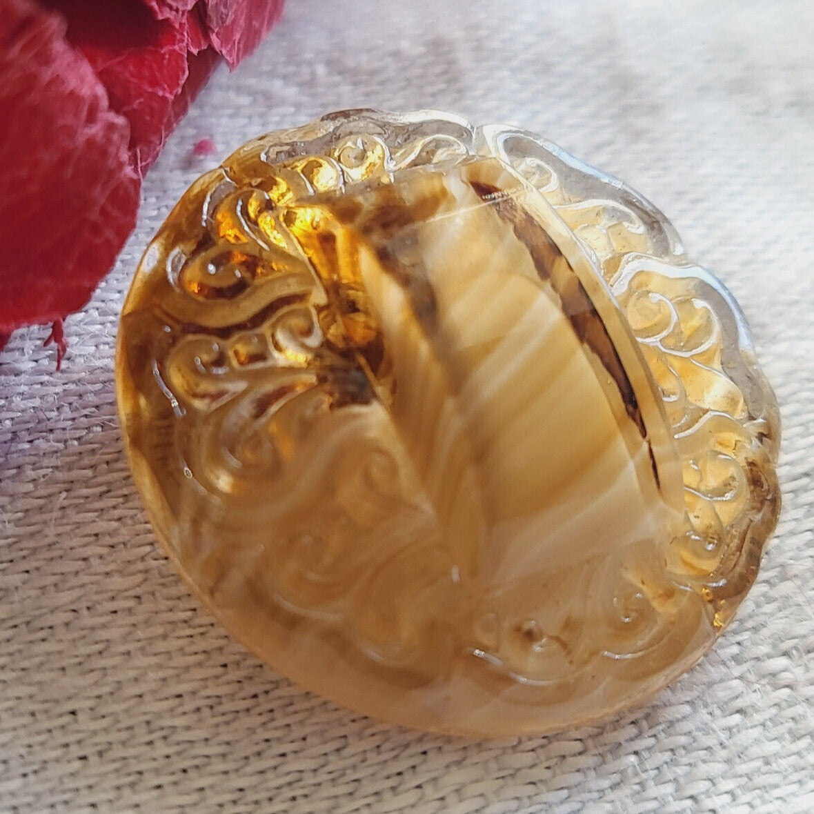 Bouton ancien en verre marron fort relief travaillé caramel 2,2 cm G18H