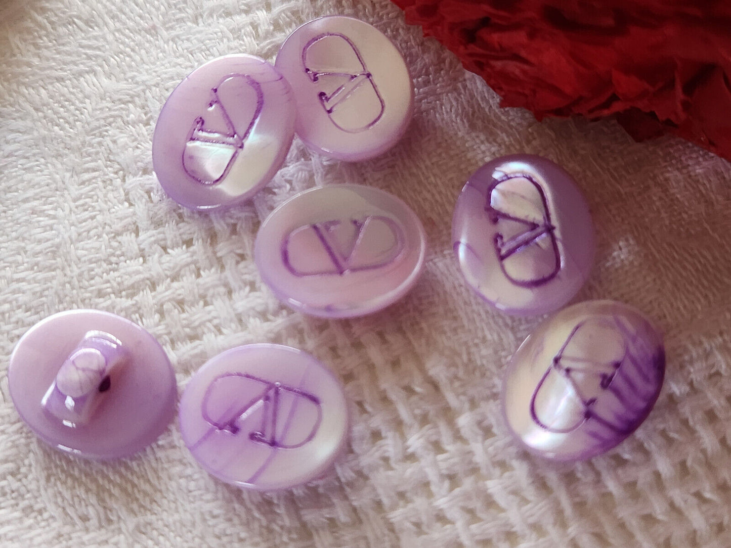 Lot 7 boutons vintage nacre violet 1,2 sur 1,4 cm Valentino Garavani ref 2762