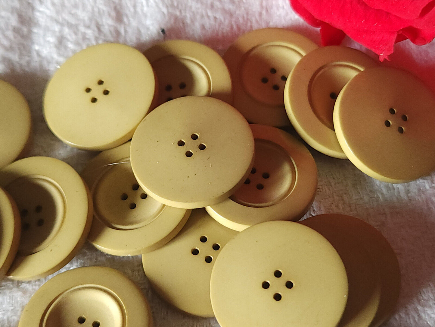 Lot 18 boutons vintage ocre/beige foncé trous diamètre 1,8 cm rref 1068