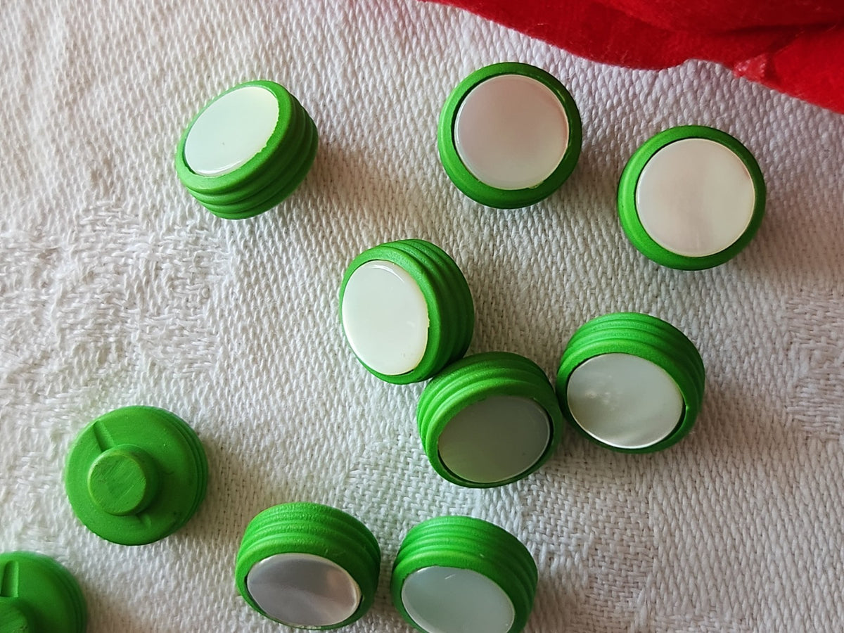 Lot 10 boutons anciens en nacre vert pied petits 1,1 cm ou 11 mm ref 4014