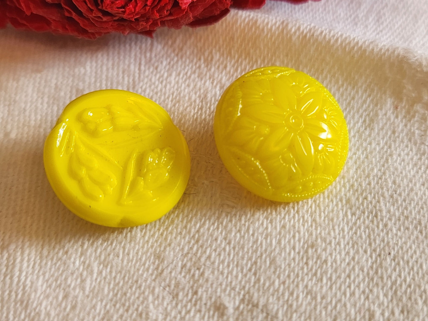 Duo boutons vintage en verre jaune mat brillant 1,7 et 1,8 cm D7C